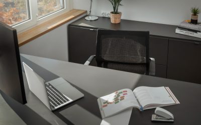Hos JustMore får du smarte hæve-sænkeborde, der optimerer effektiviteten